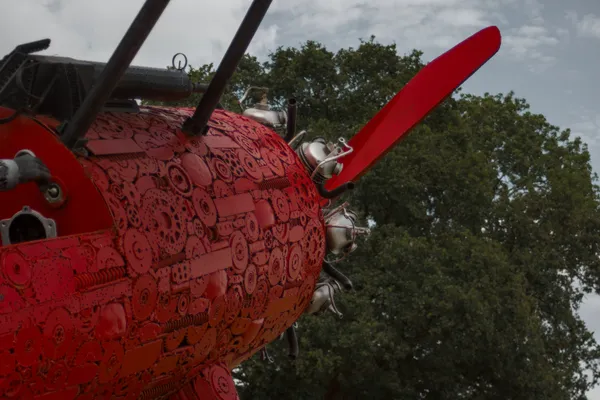 statue redBiPlane